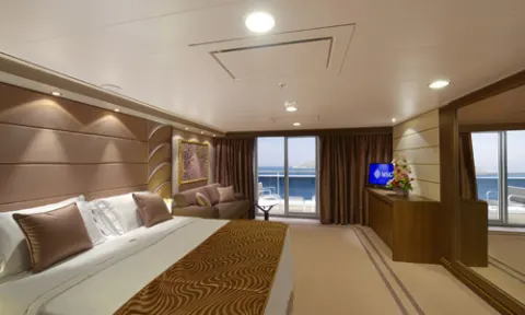 Yacht Club Deluxe Suite